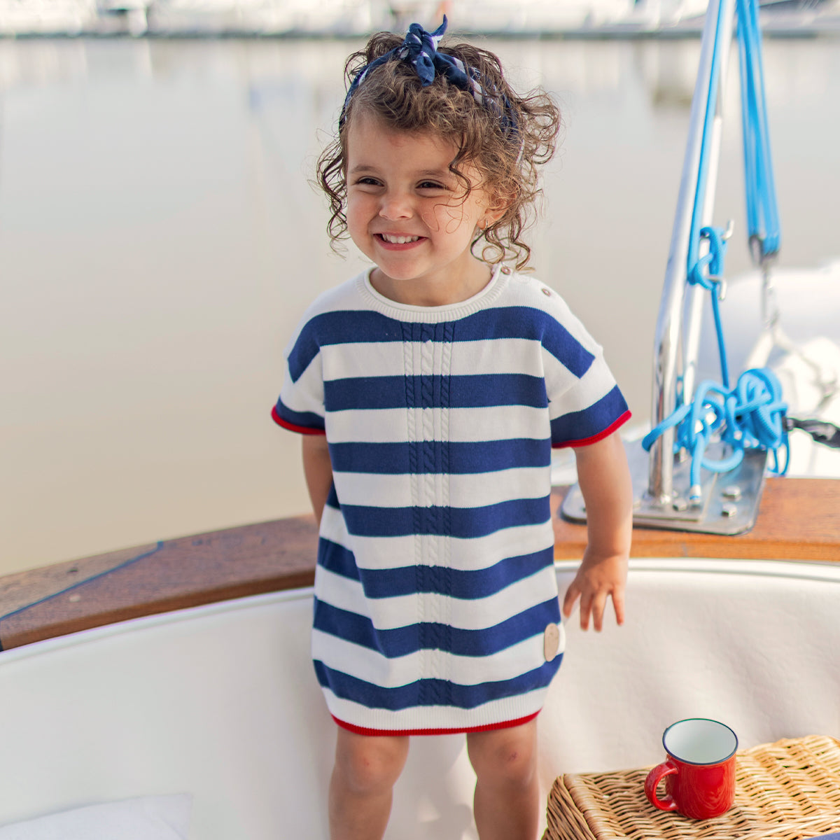 Look de la robe crème et bleue à rayures, bébé