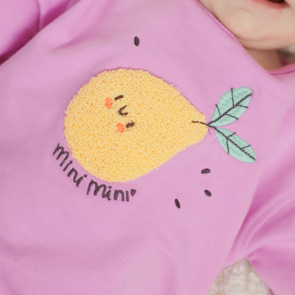 Chandail mauve avec poire, naissance