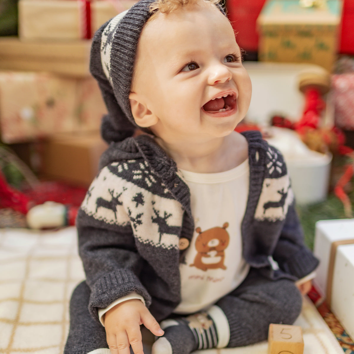 Photo d'un bébé portant le t-shirt crème avec illustration, naissance