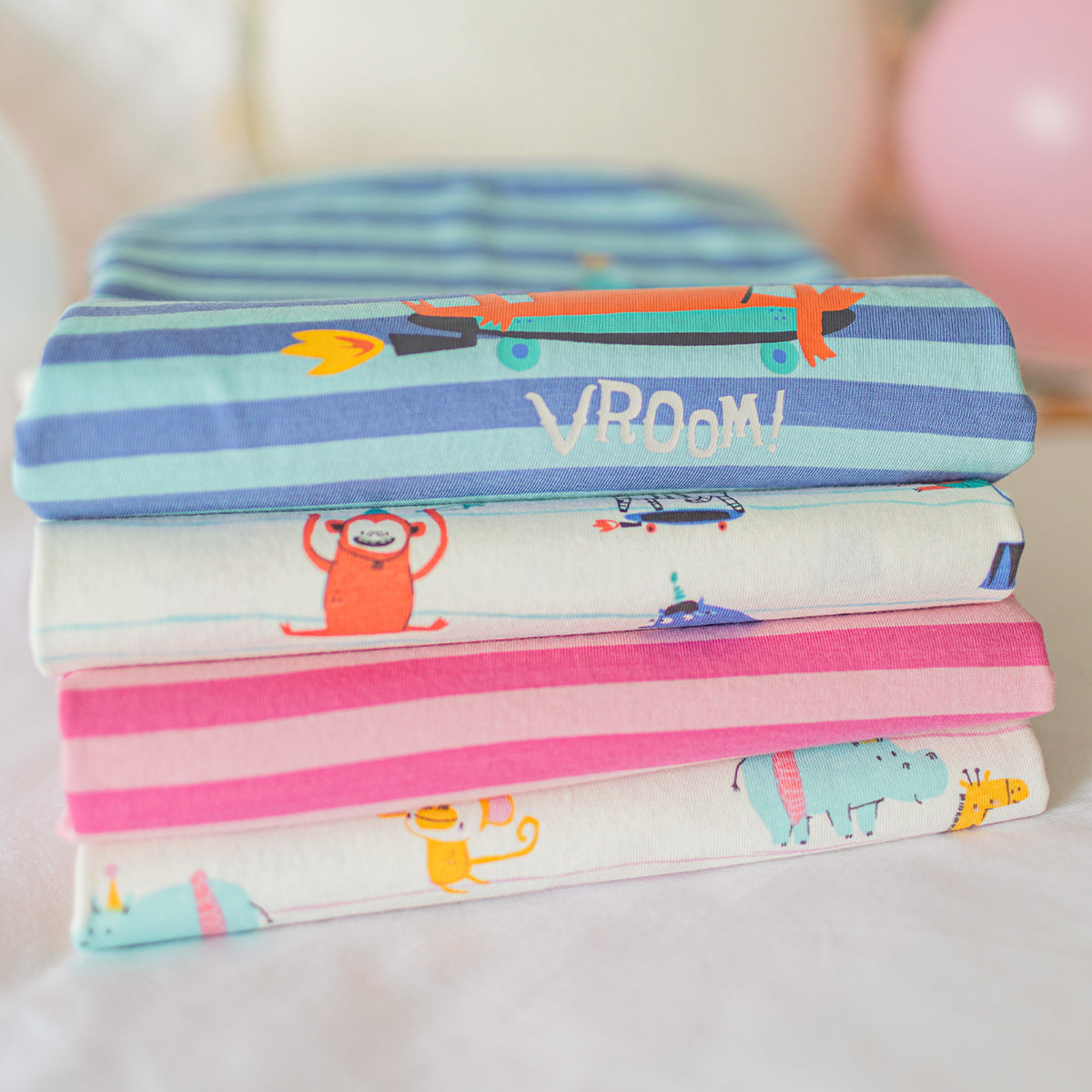 Présentation du pyjama une pièce rose à rayures, bébé