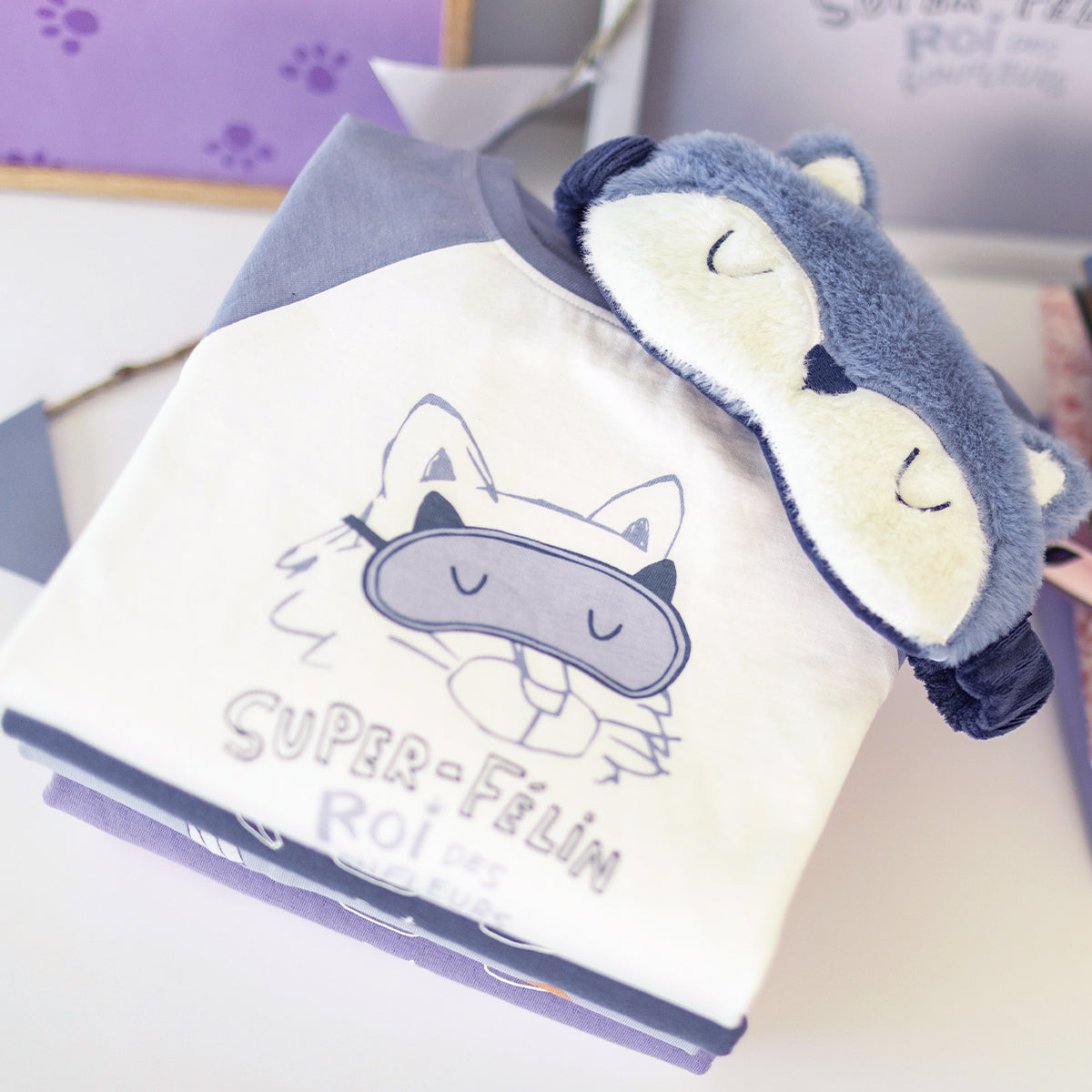 Pyjama deux pièces bleu à illustration de chat pour enfant en coton doux, plié avec un masque de sommeil en forme de chat assorti