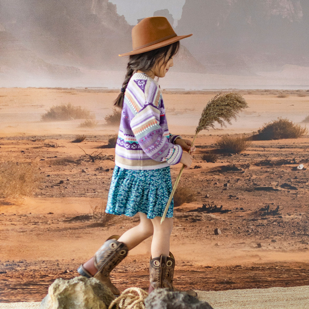 Photo d'un enfant portant le cardigan beige et mauve en tricot avec motifs, enfant