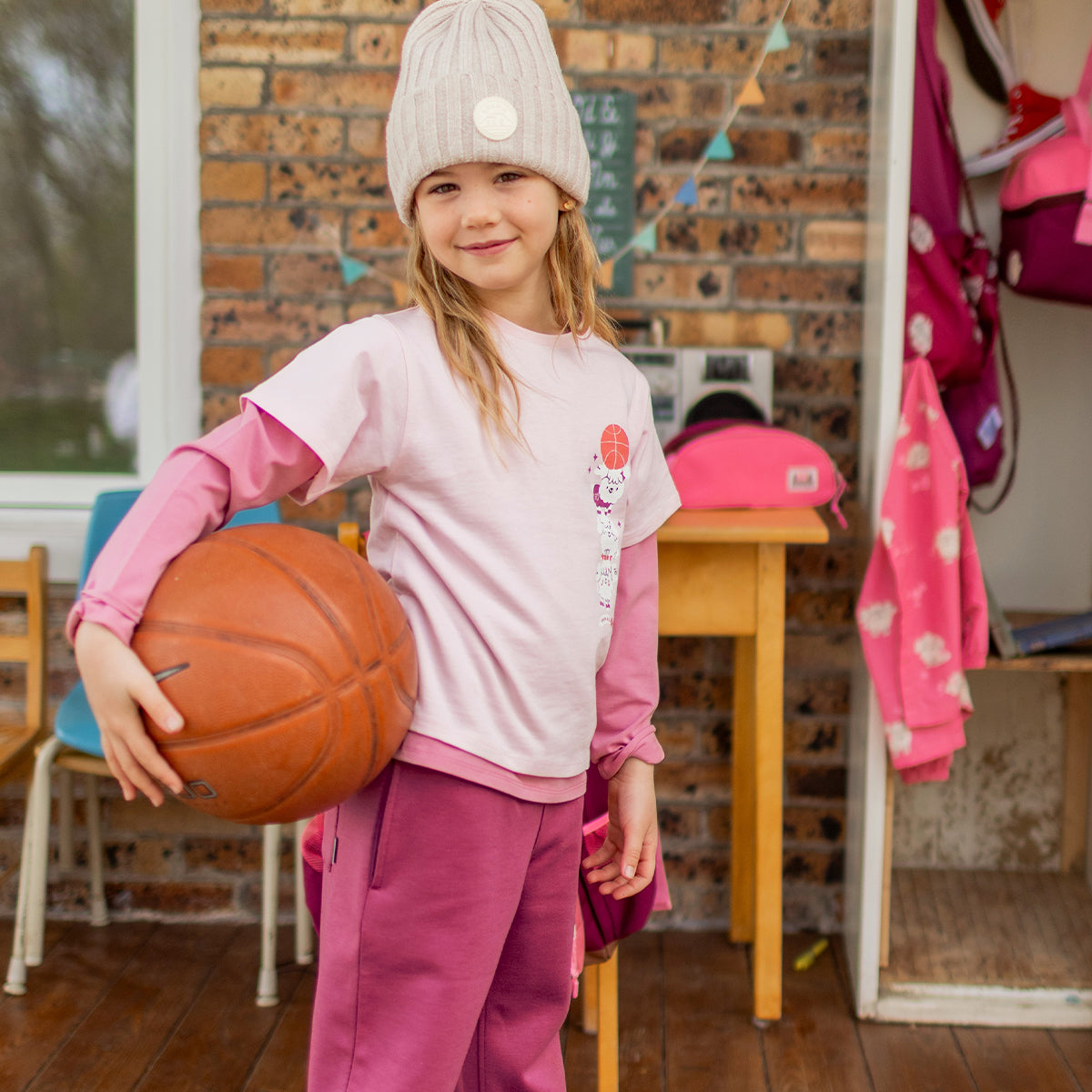 Photo d'un enfant portant le t-shirt rose avec illustration, enfant