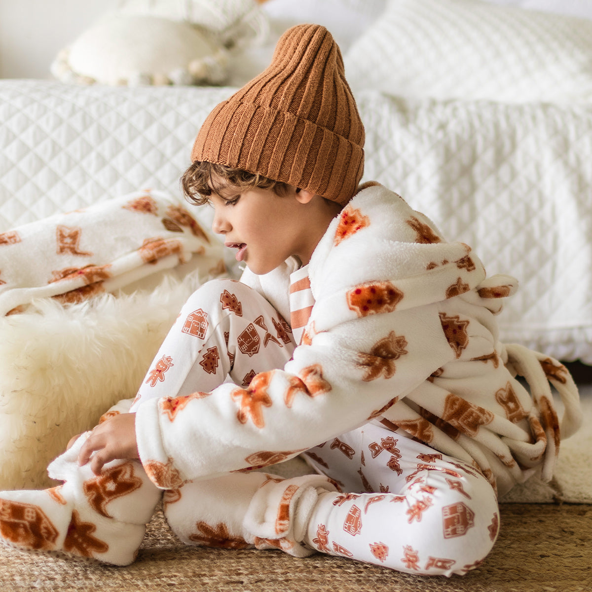 Photo d'un enfant portant la robe de chambre crème à motifs pain d’épices, enfant