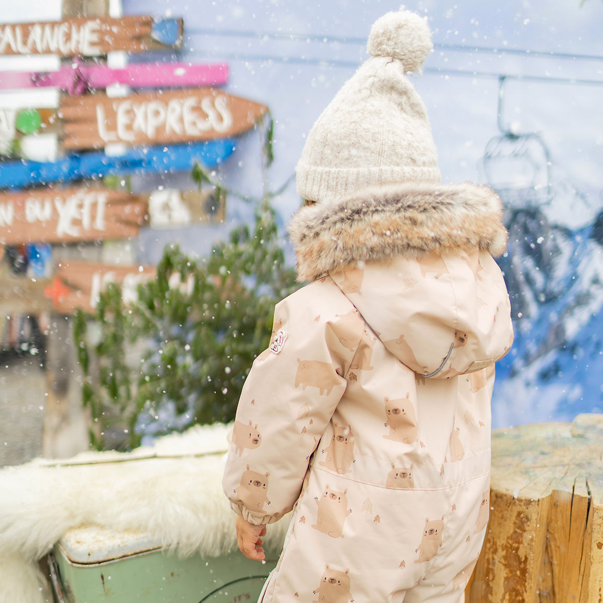 Photo d'un bébé portant la tuque beige en tricot, bébé