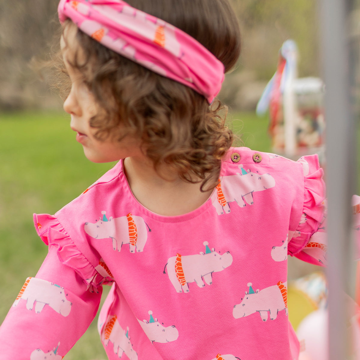 Photo d'un enfant portant le t-shirt rose à motifs d’hippopotames, bébé
