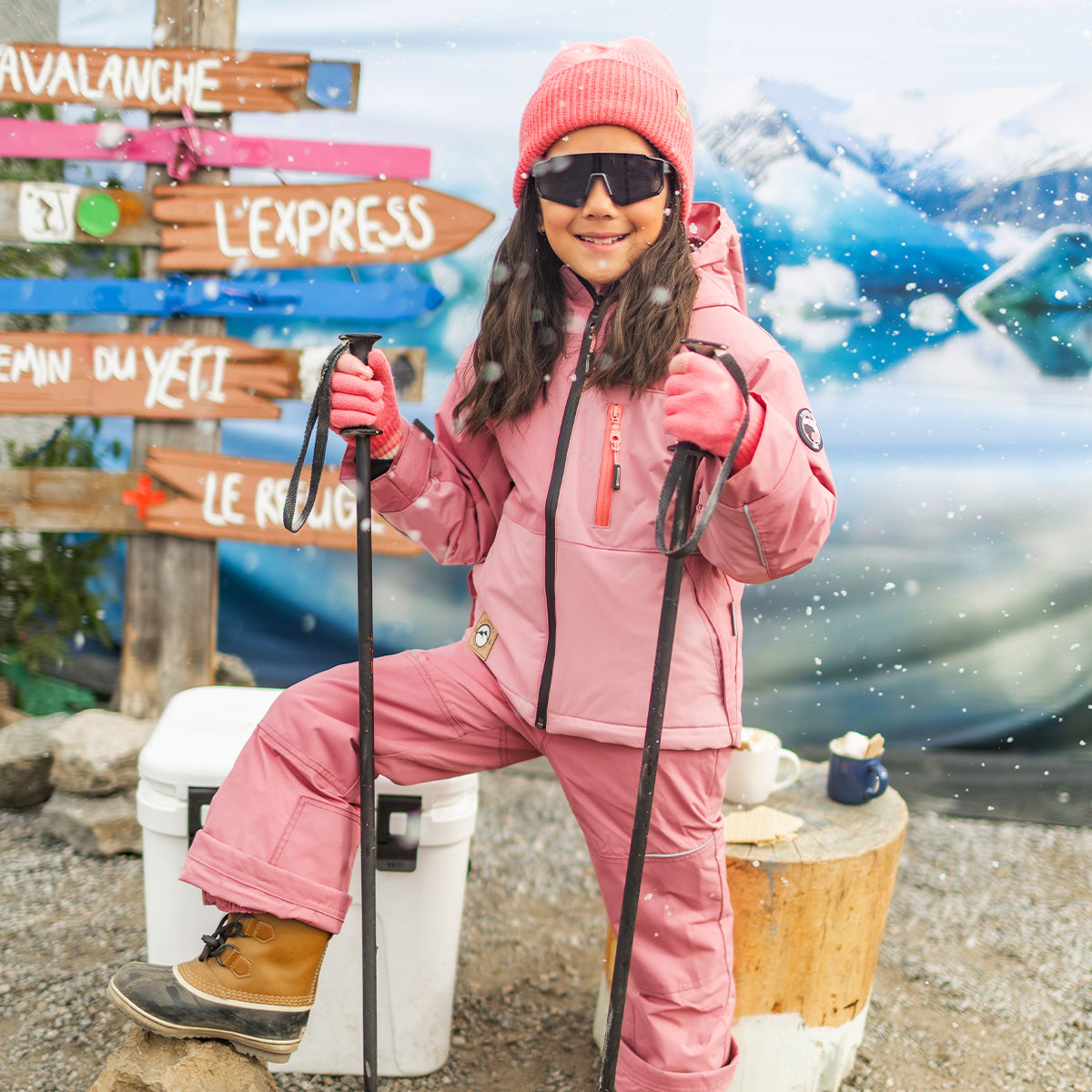 Photo d'un enfant portant la tuque rose en tricot, enfant