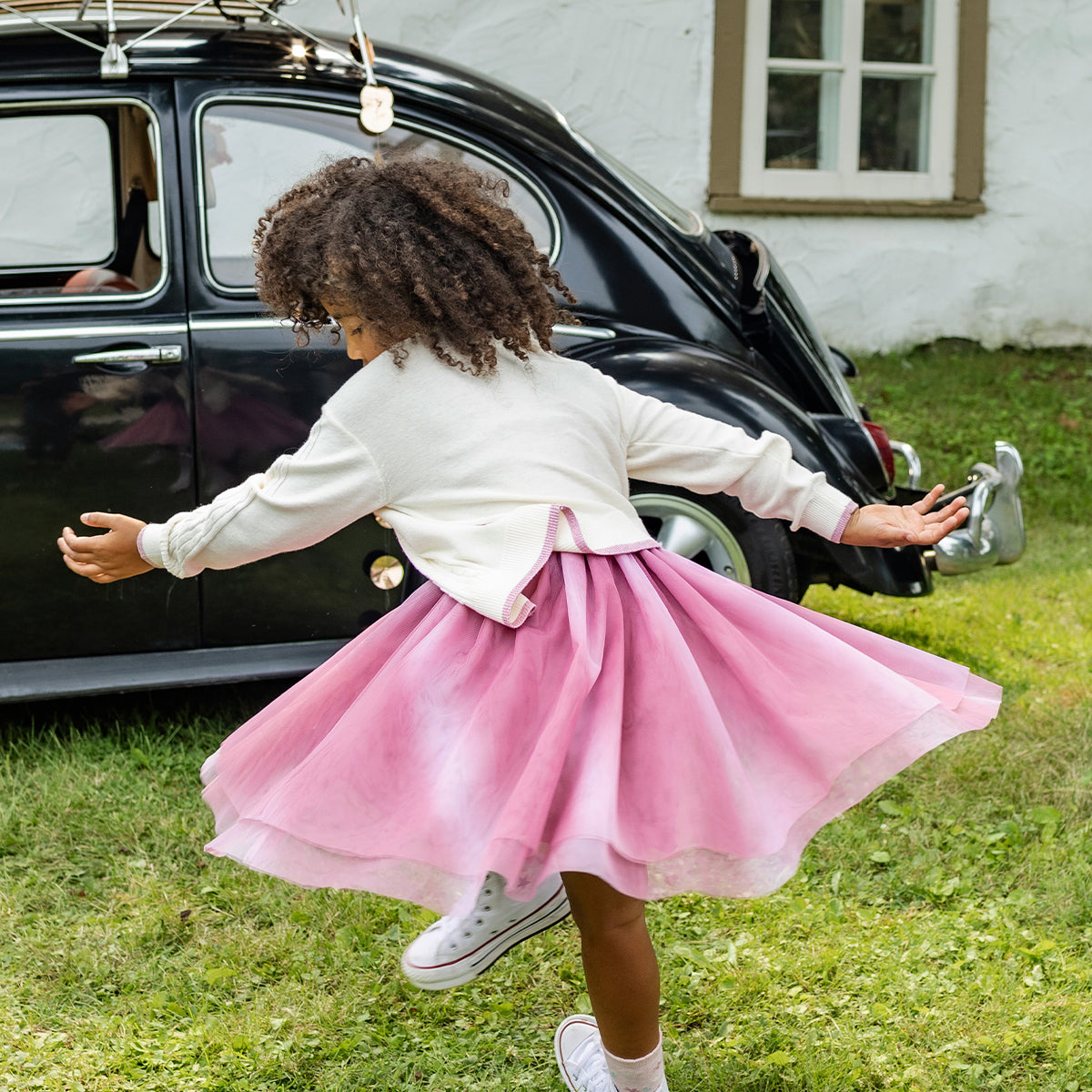 Photo d'un enfant portant la robe rose en nid d'abeille et tulle, enfant