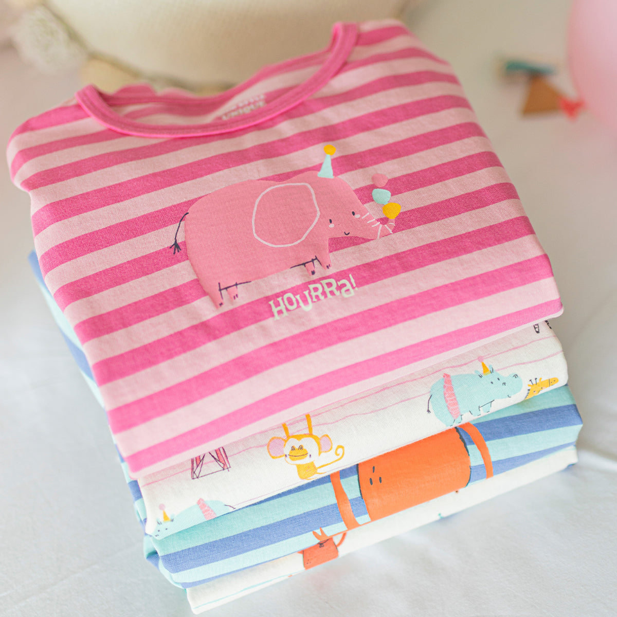 Présentation du pyjama deux pièces rose à rayures, enfant