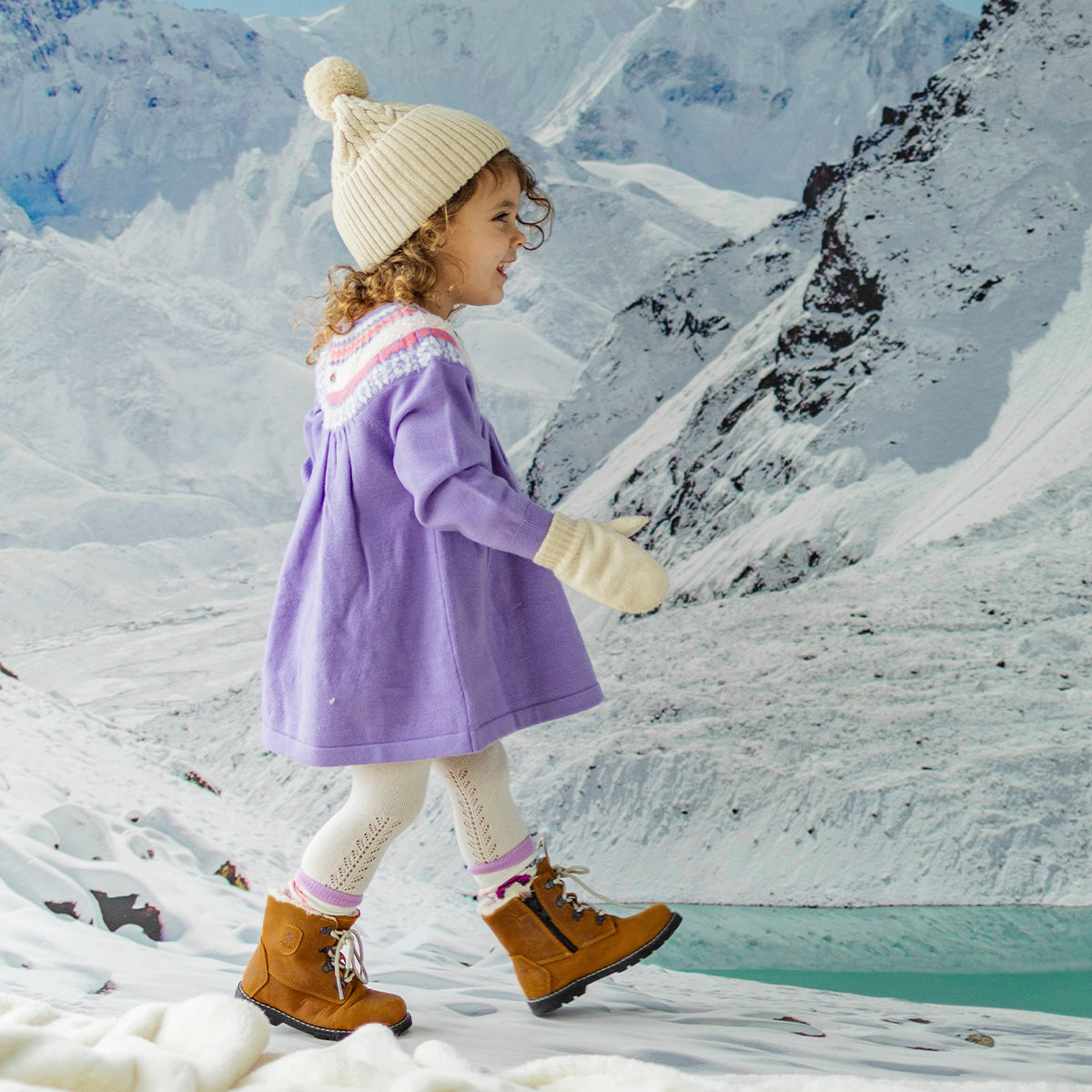 Photo d'un enfant portant la robe mauve en tricot avec motifs, bébé
