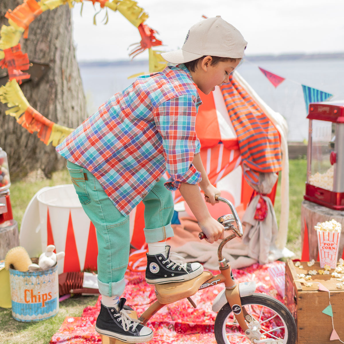 Photo d'un enfant portant le jean turquoise coupe régulière, enfant