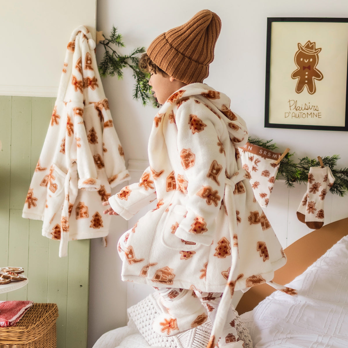 Photo d'un enfant portant la robe de chambre crème à motifs pain d’épices, enfant
