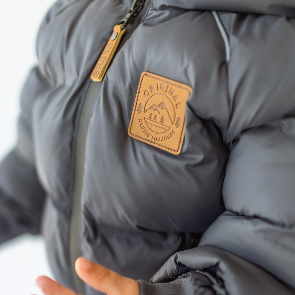 Zoom du manteau doudoune gris foncé, bébé