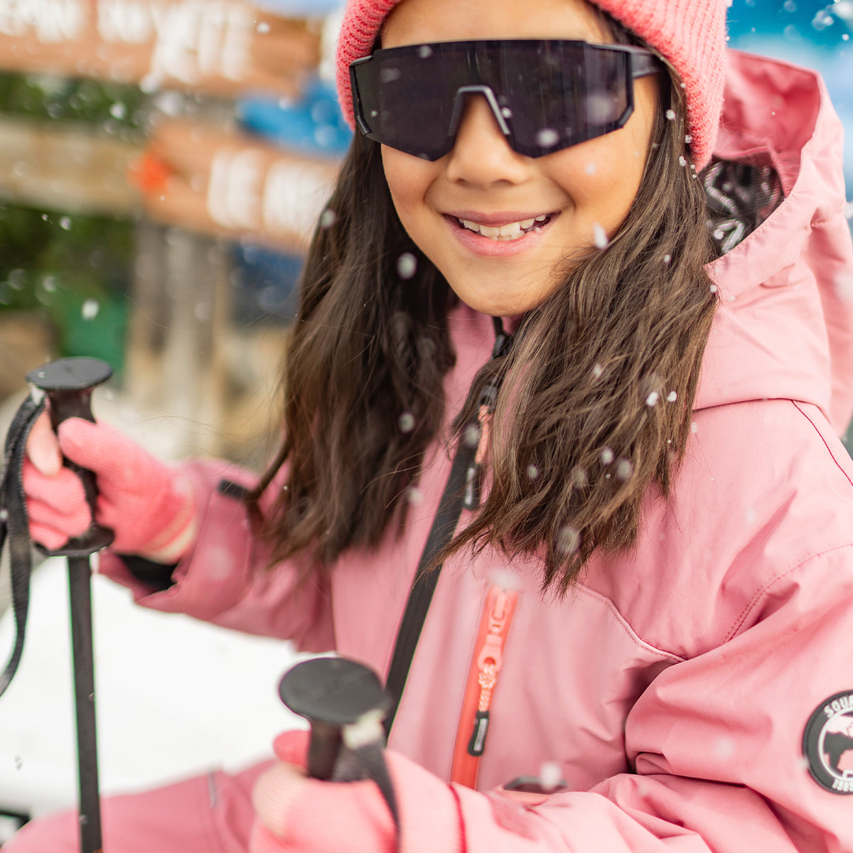 Photo d'un enfant portant l'habit de neige deux pièces PERFO+ rose, enfant