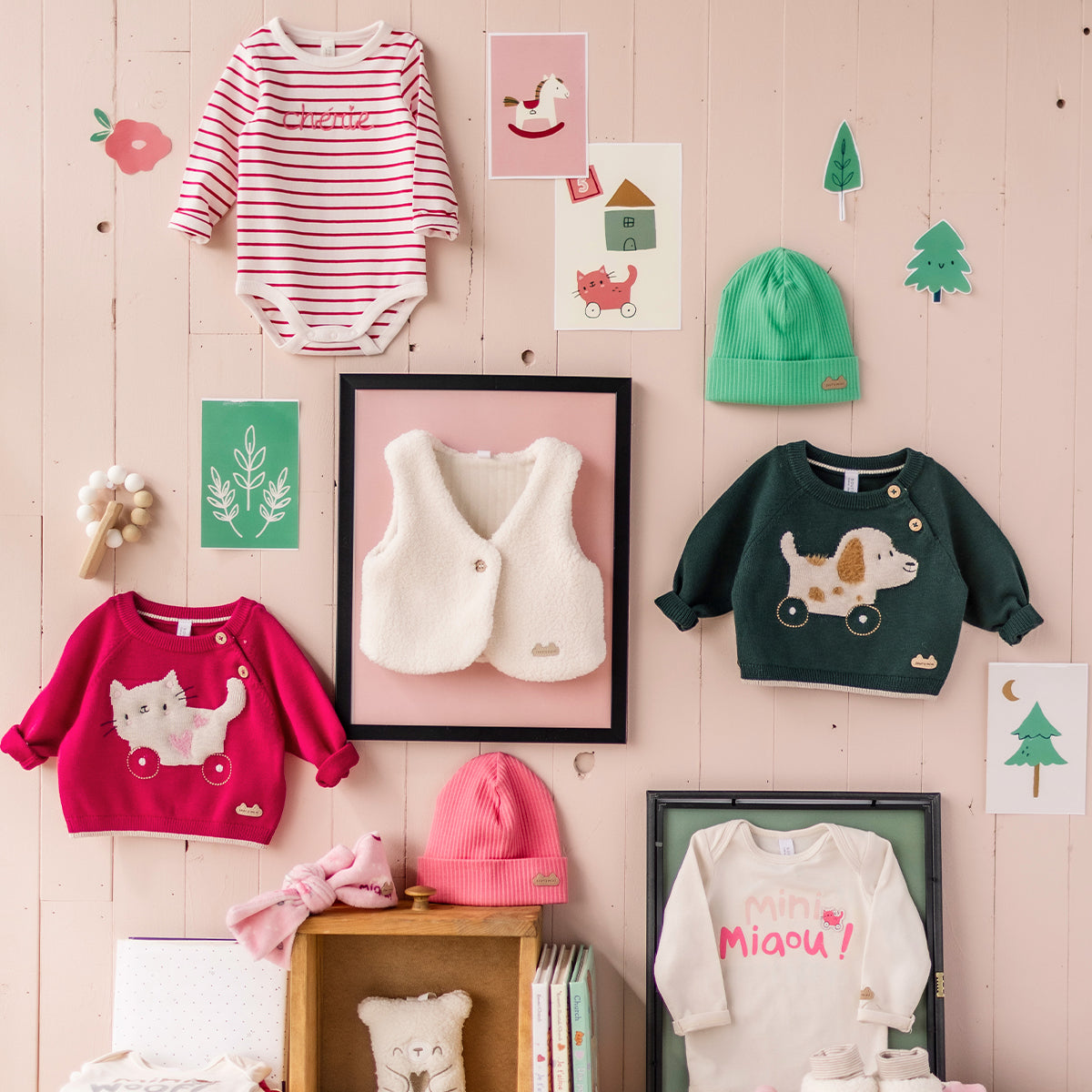 Présentation du cache-couche crème à rayures roses, naissance