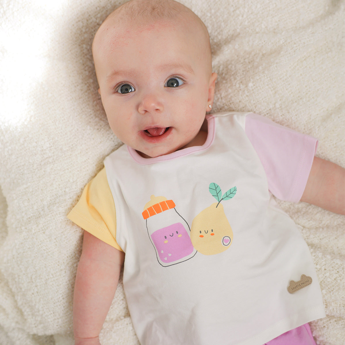 T-shirt crème, jaune et lilas avec illustration, naissance