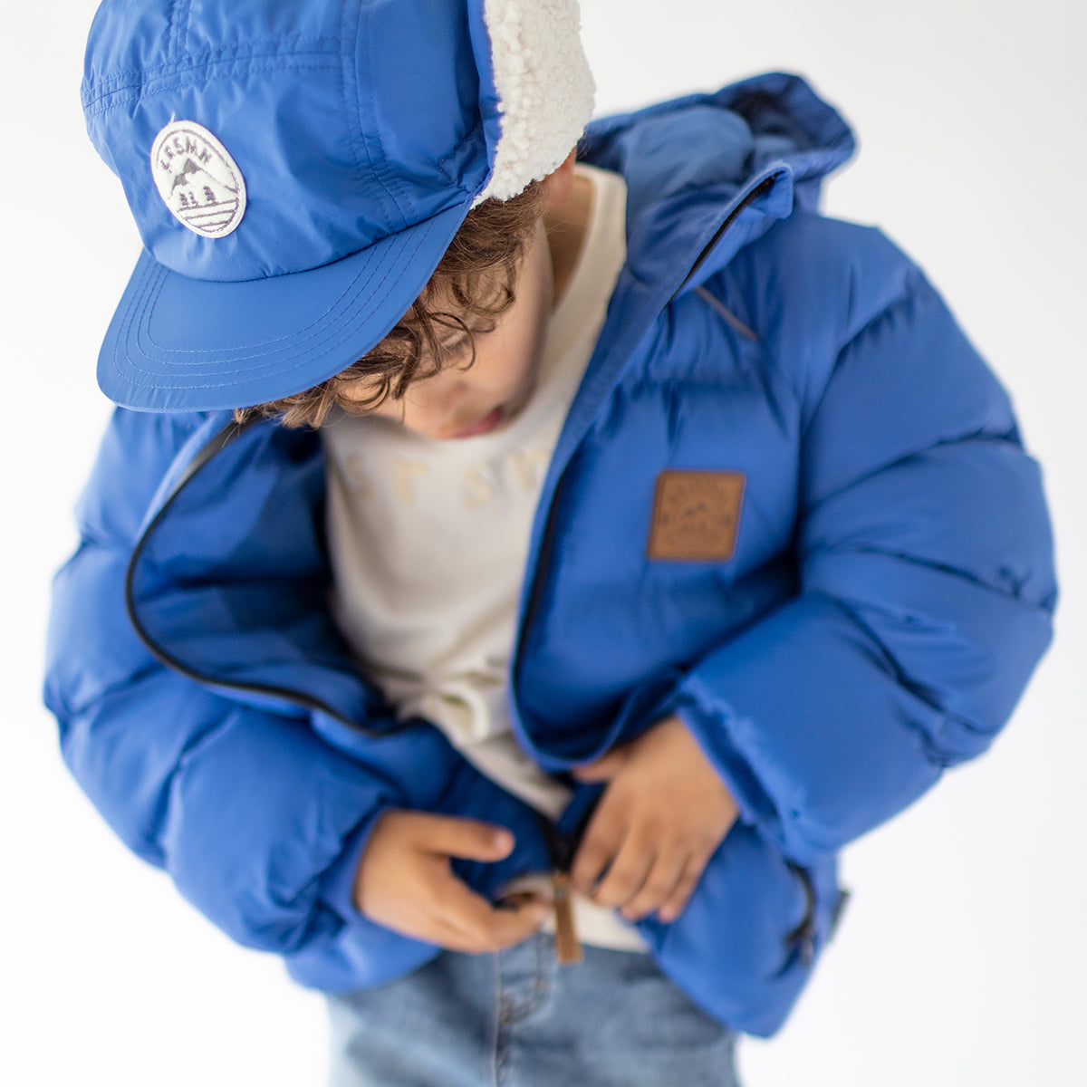 Photo d'un enfant portant la casquette bleue en nylon, enfant