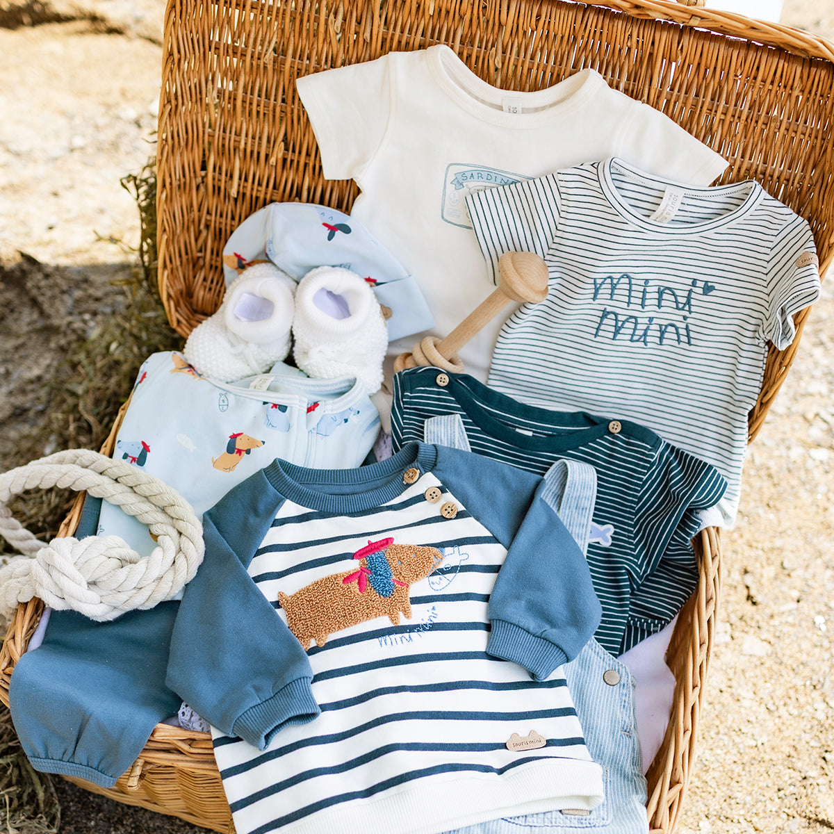 Cache-couche bleu et crème à rayures, naissance