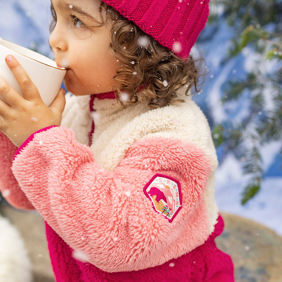 Photo d'un bébé portant le une pièce rose en peluche, bébé