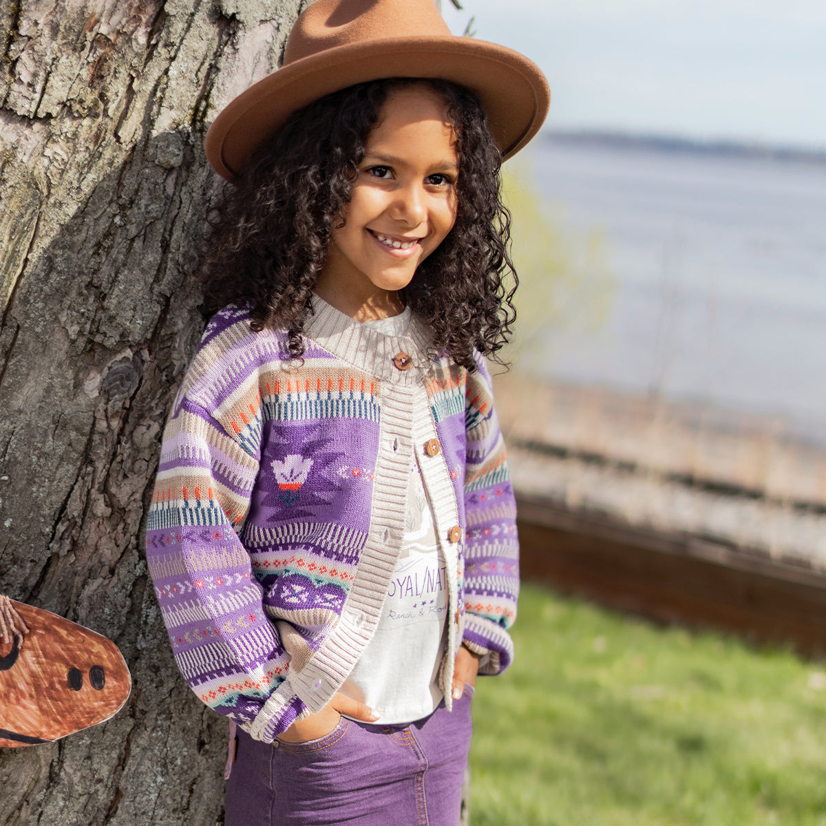 Photo d'un enfant portant le cardigan beige et mauve en tricot avec motifs, enfant