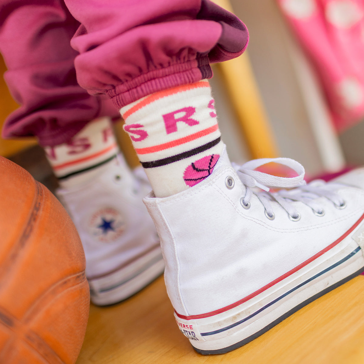 Photo d'un enfant portant les chaussettes crème à motifs de chiens et de ballons, enfant
