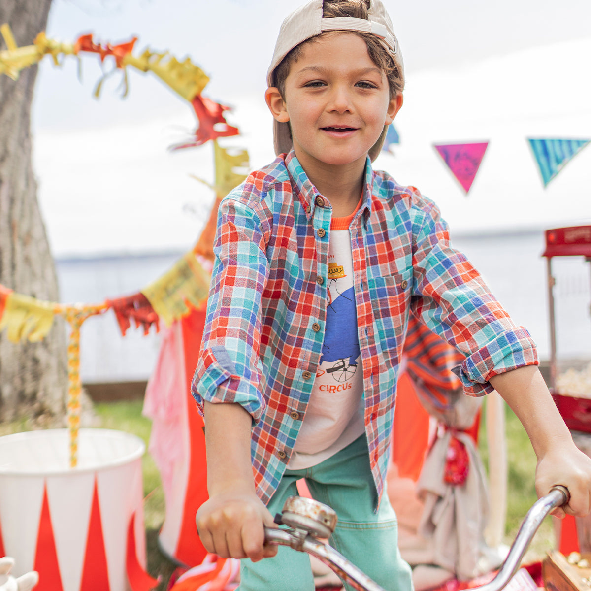 Photo d'un enfant portant la chemise colorée à carreaux, enfant