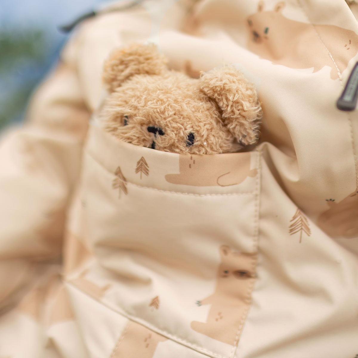 Photo d'un bébé portant l'habit de neige une pièce crème avec motifs, bébé