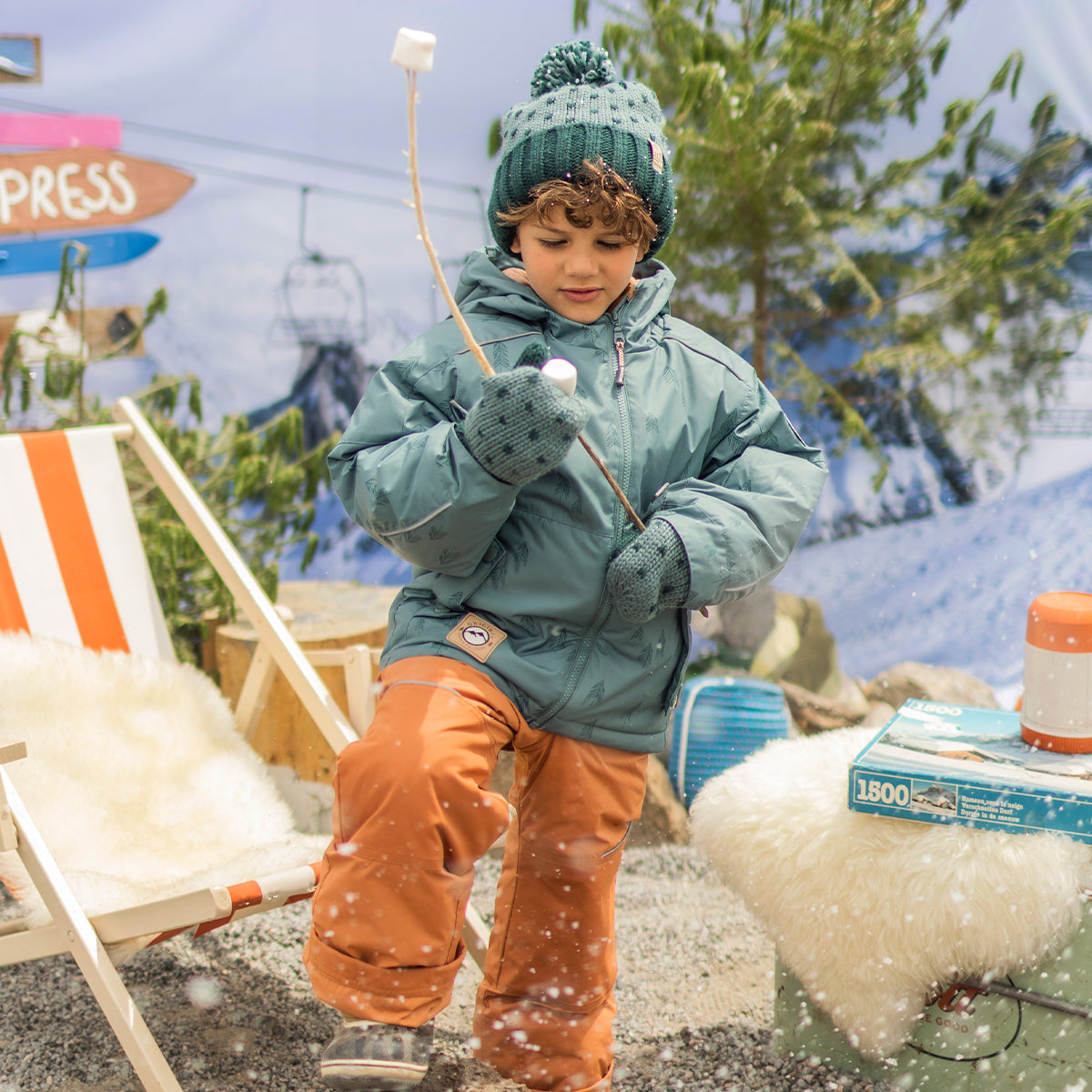 Turquoise knit hat with patterns, child