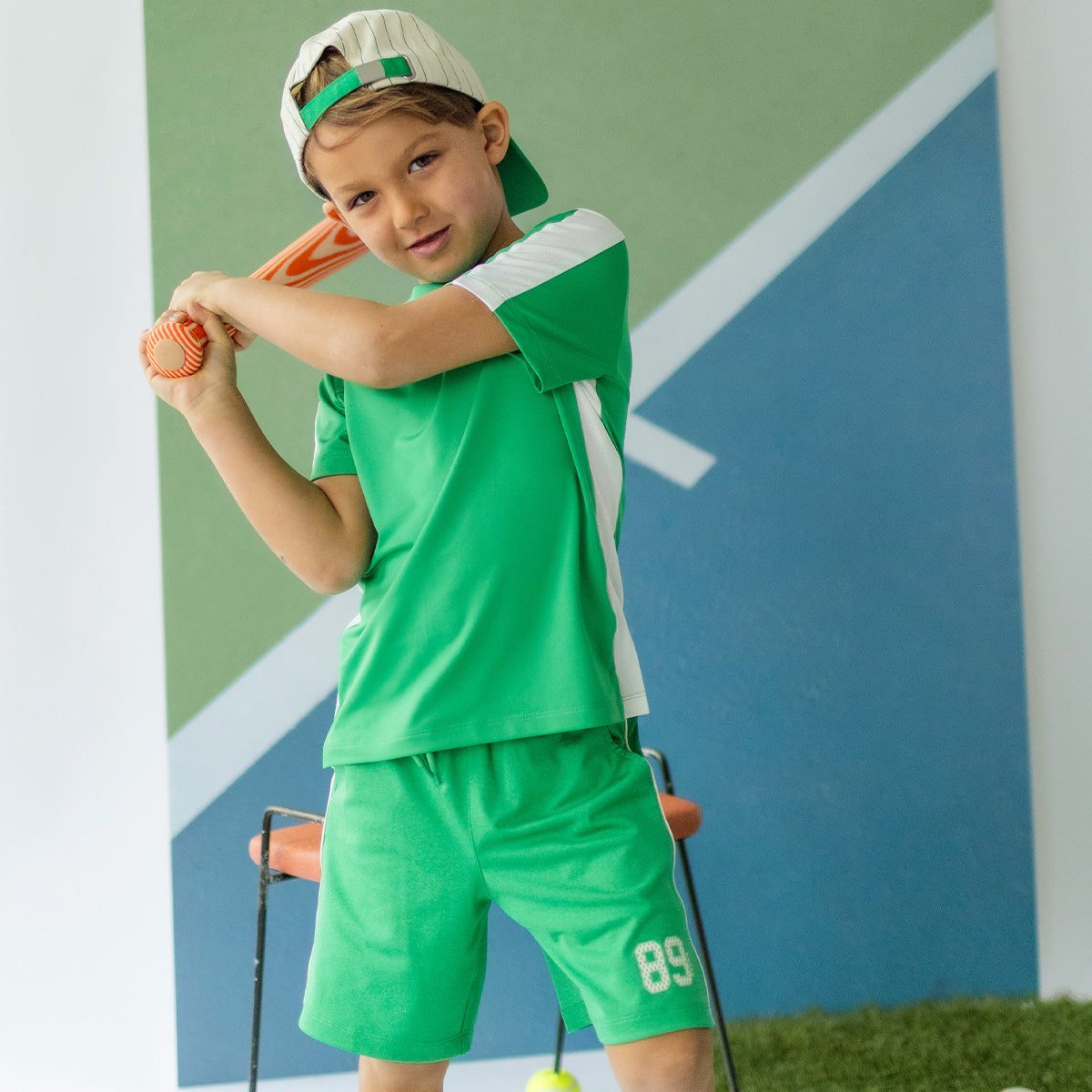 Photo d'un enfant portant le t-shirt de sport vert, enfant