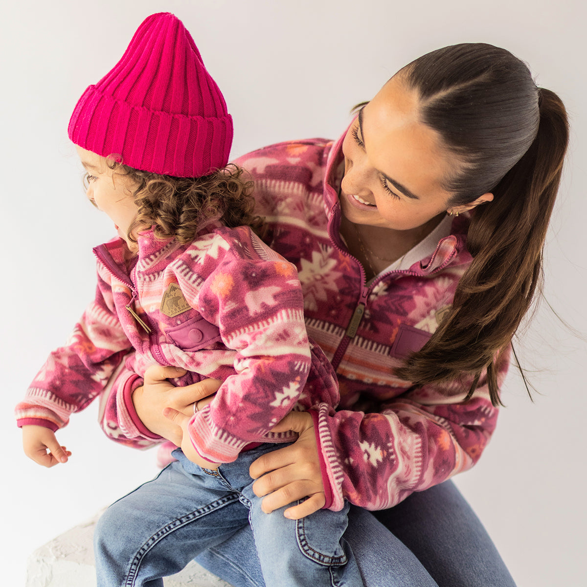 Photo d'un adulte portant la veste rose en polar avec motifs, adulte