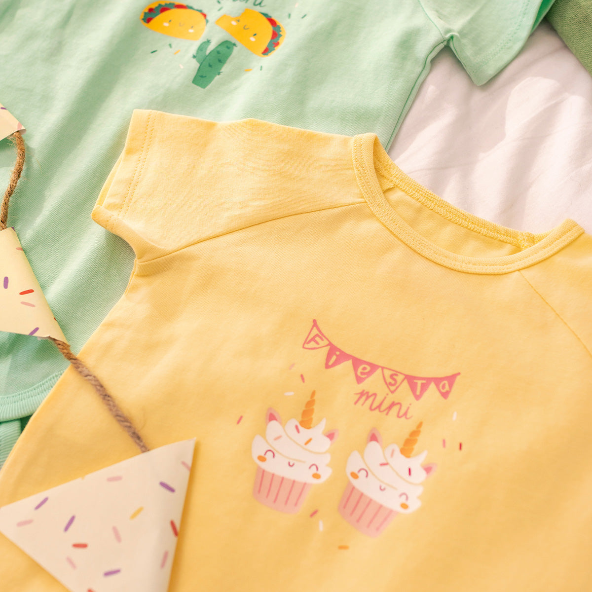 Cache-couche jaune avec illustration de petits gâteaux, bébé