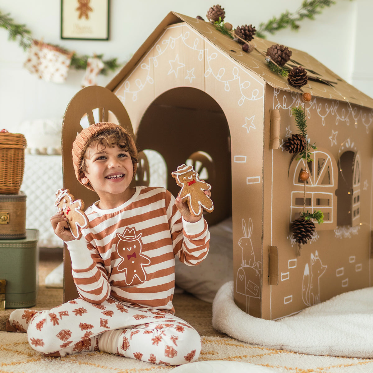 Photo d'un enfant portant le pyjama deux pièces crème à rayures et motifs pain d’épices, enfant