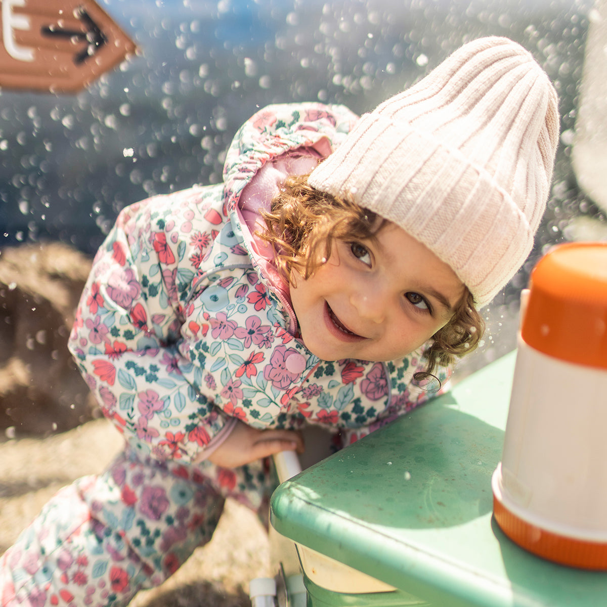 Photo d'un bébé portant l'habit de neige deux pièces avec motif floral, bébé