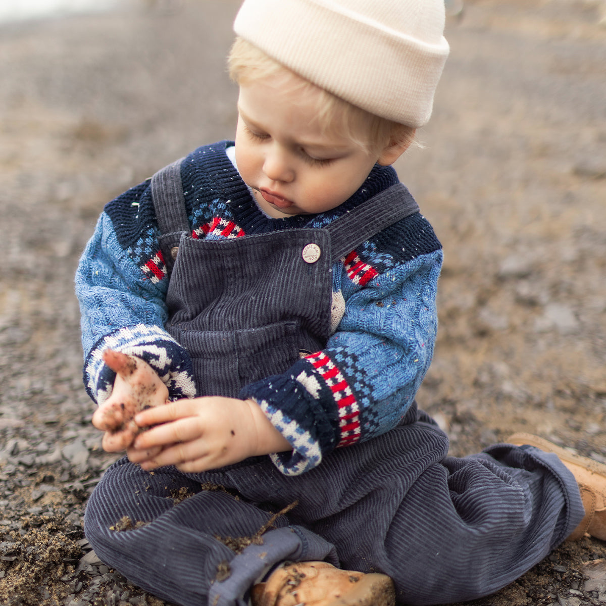 Photo d'un enfant portant la salopette bleu marine en velours côtelé, bébé