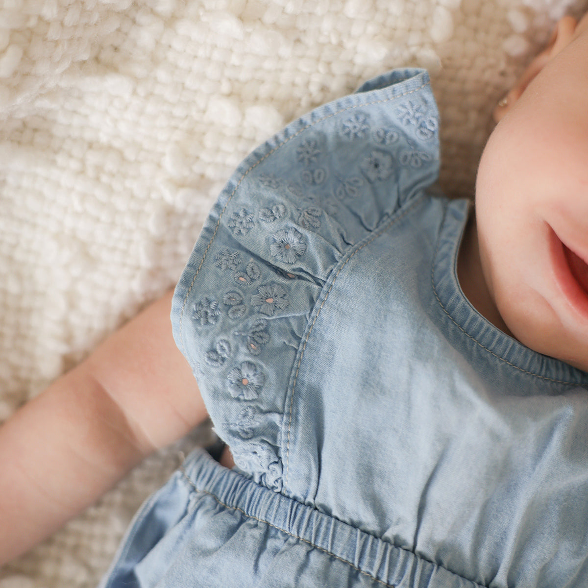 Barboteuse bleu pâle en denim avec broderie anglaise, naissance