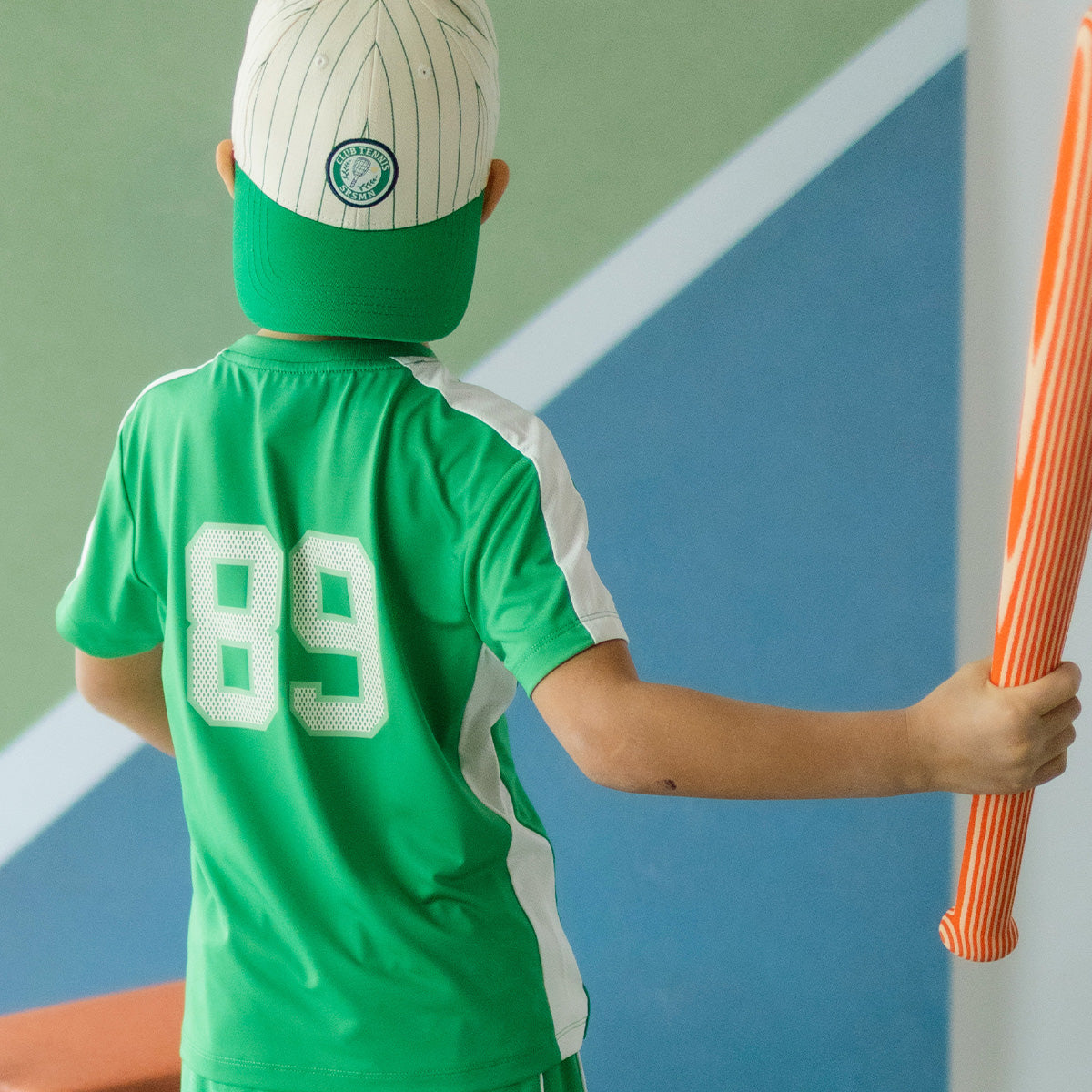 Photo de dos d'un enfant portant le t-shirt de sport vert, enfant