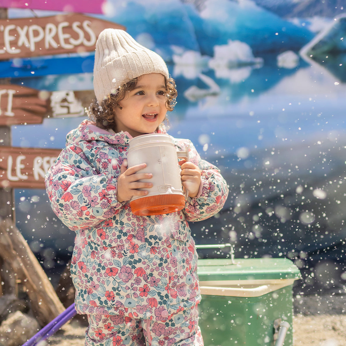 Photo d'un bébé portant l'habit de neige deux pièces avec motif floral, bébé