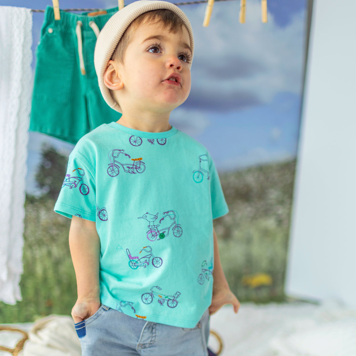 Look du t-shirt turquoise à motifs, bébé