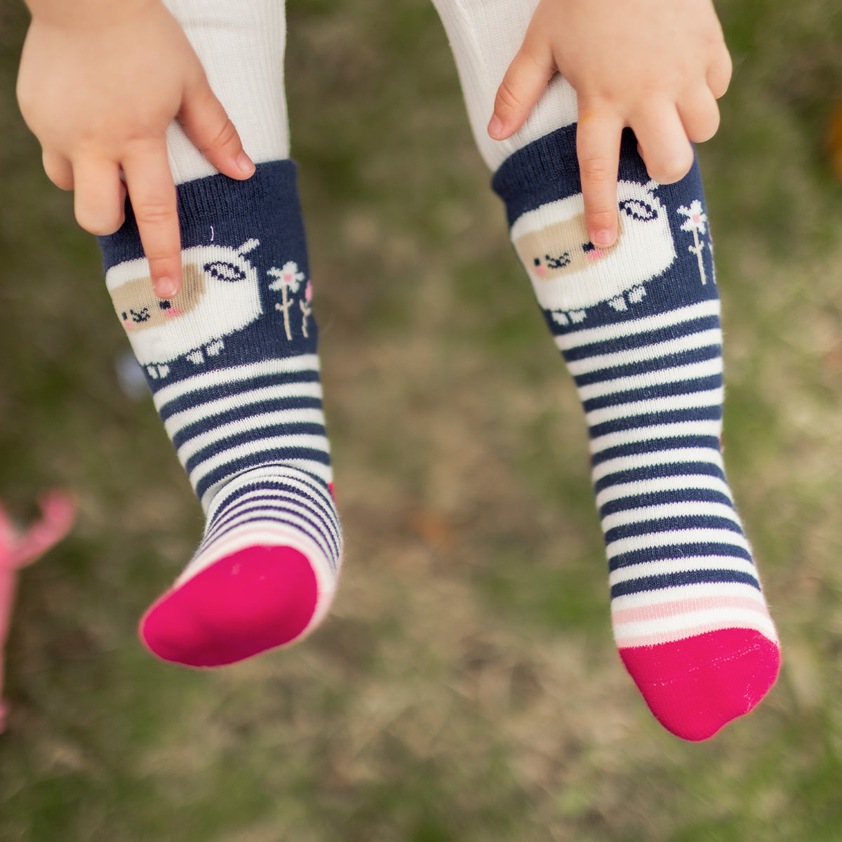 Photo d'un enfant portant les chaussettes bleu marine à rayures, bébé