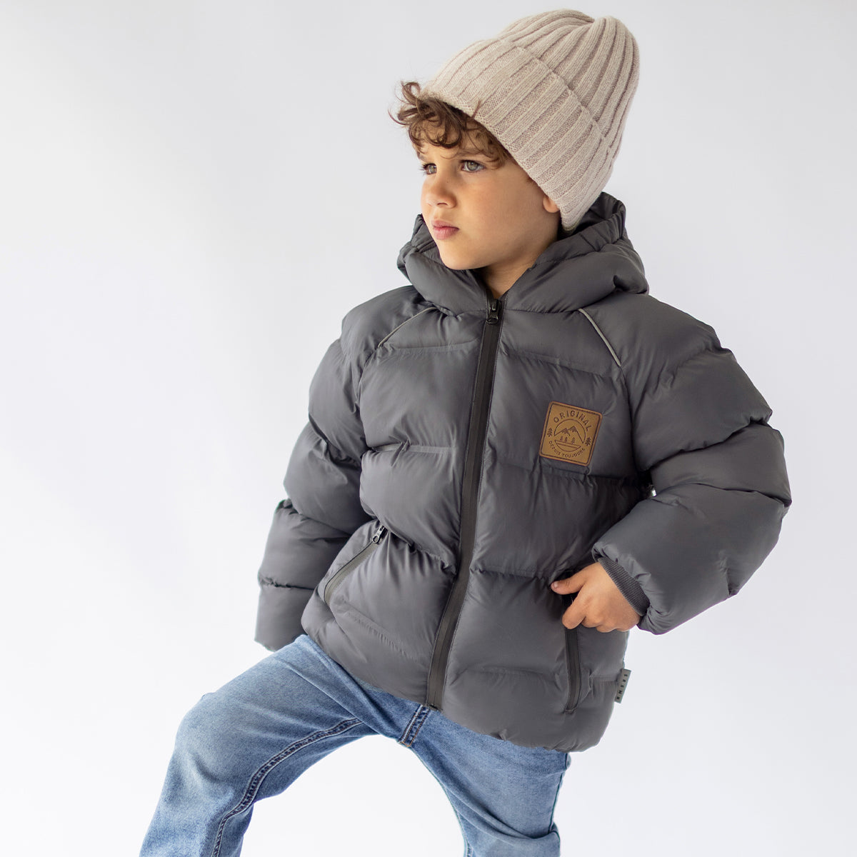 Photo d'un enfant portant le manteau doudoune noir, enfant