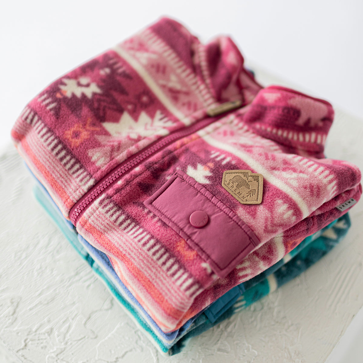 Présentation de la veste rose en polar avec motifs, enfant