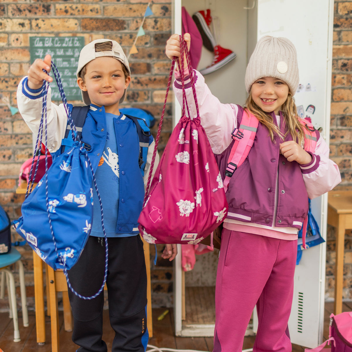 Photo d'un enfant portant le sac tout usage bleu foncé à motifs de chiens, enfant