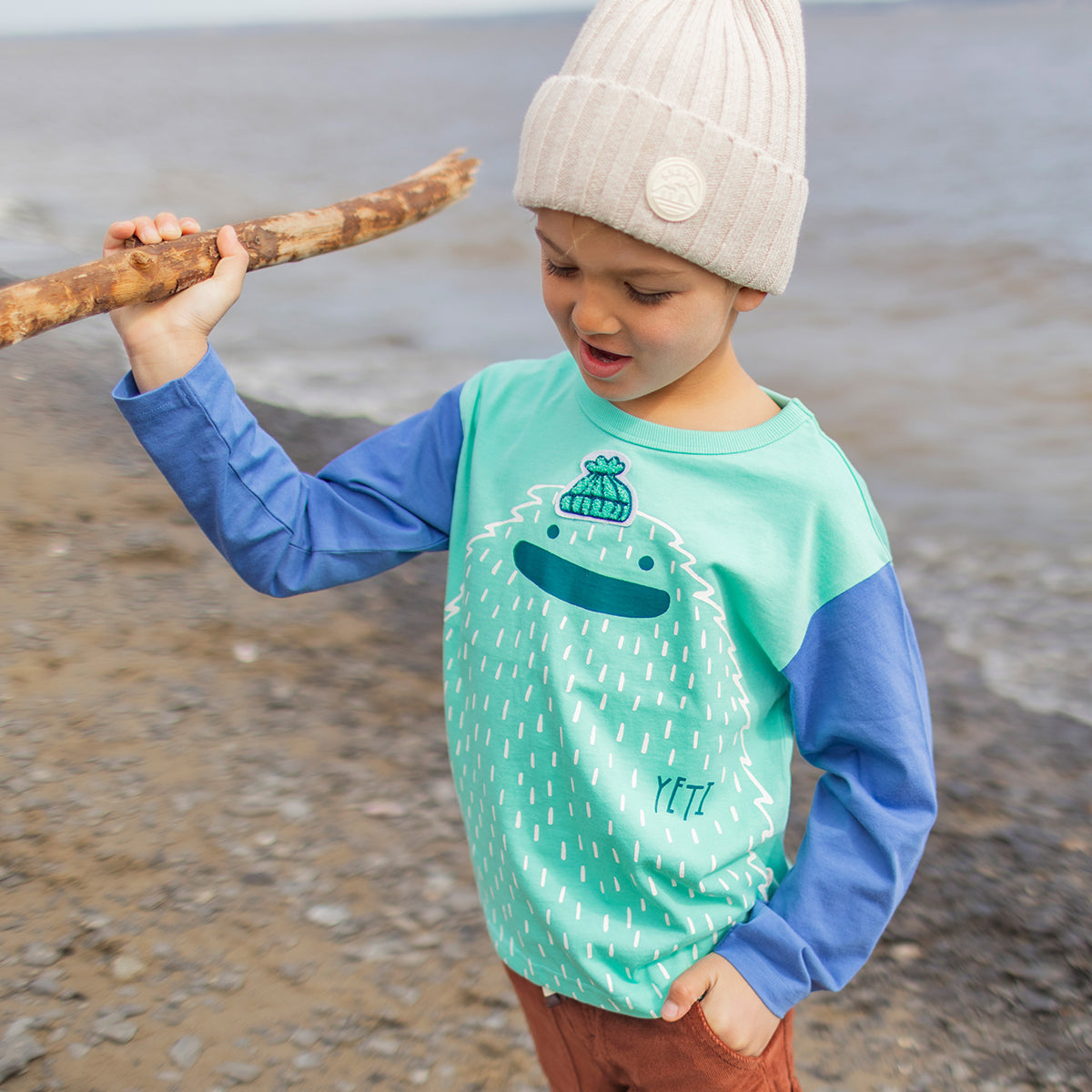 Photo d'un enfant portant le t-shirt turquoise avec illustration, enfant