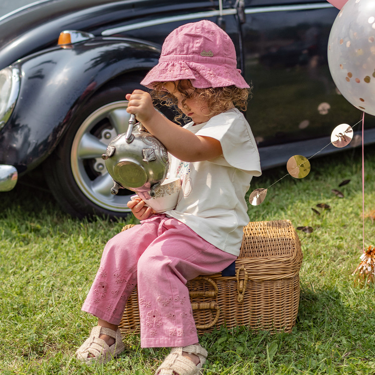Look du pantalon rose avec broderie anglaise, bébé