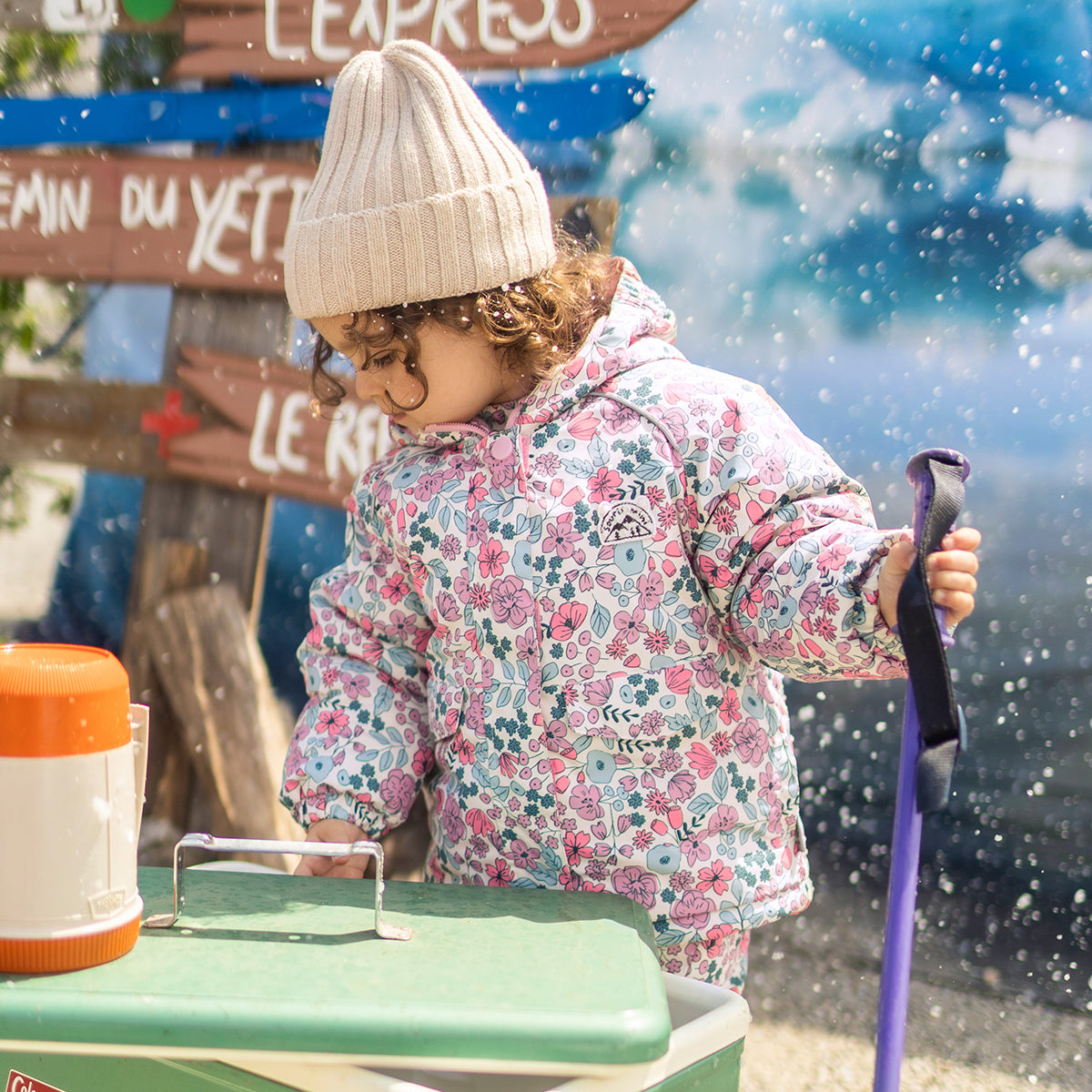 Photo d'un bébé portant l'habit de neige deux pièces avec motif floral, bébé