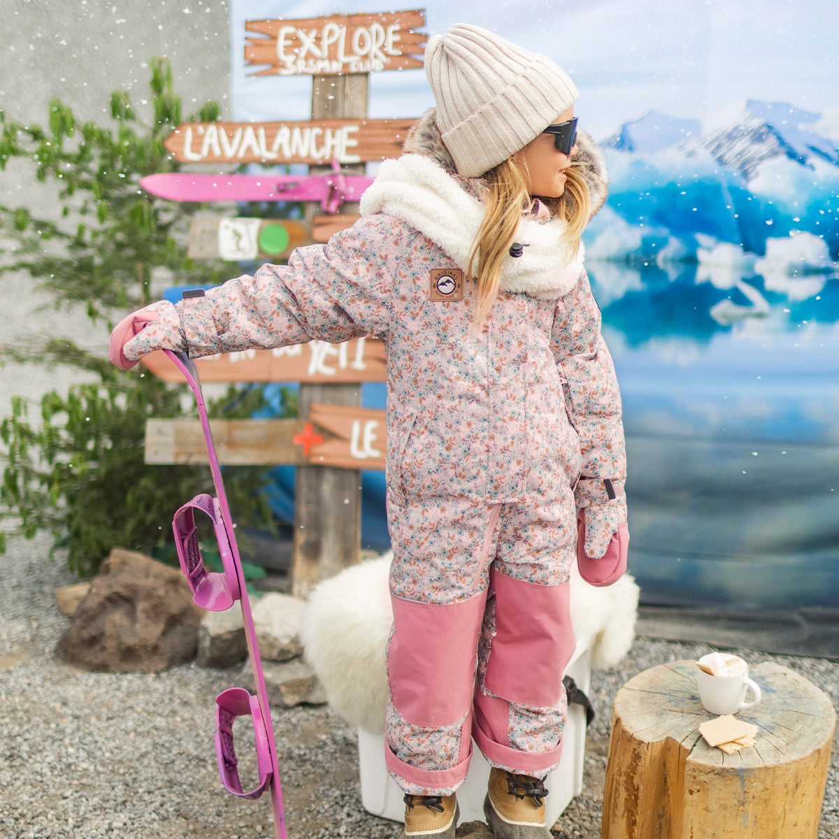 Photo d'un enfant portant les mitaines roses en nylon avec motif floral, enfant