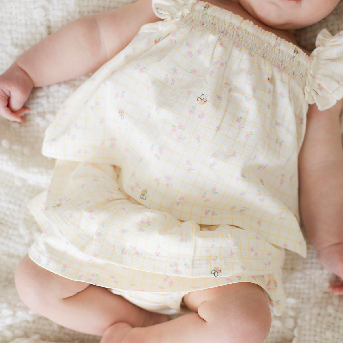 Ensemble deux pièces crème à carreaux et motif floral, naissance