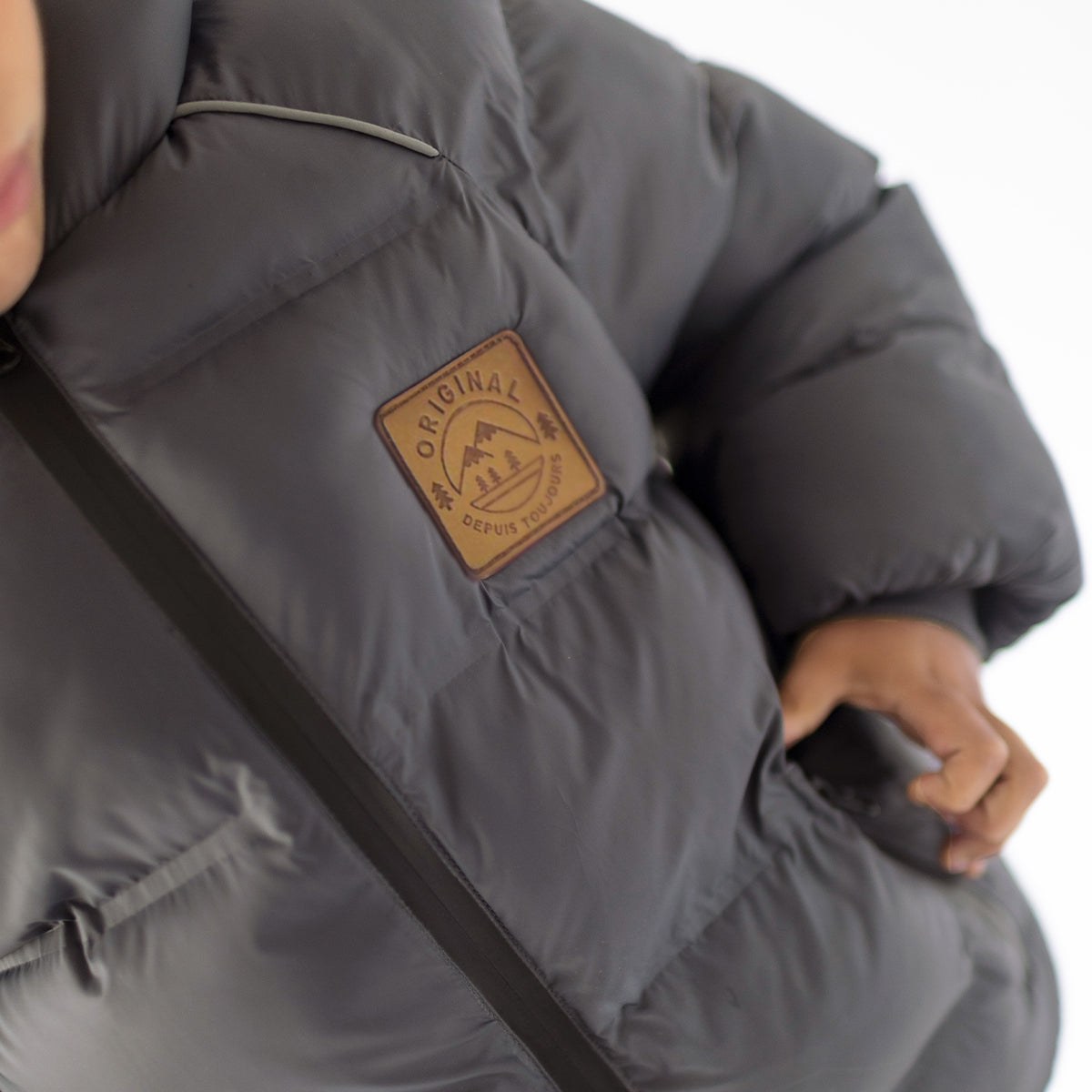 Zoom détails du manteau doudoune noir, enfant