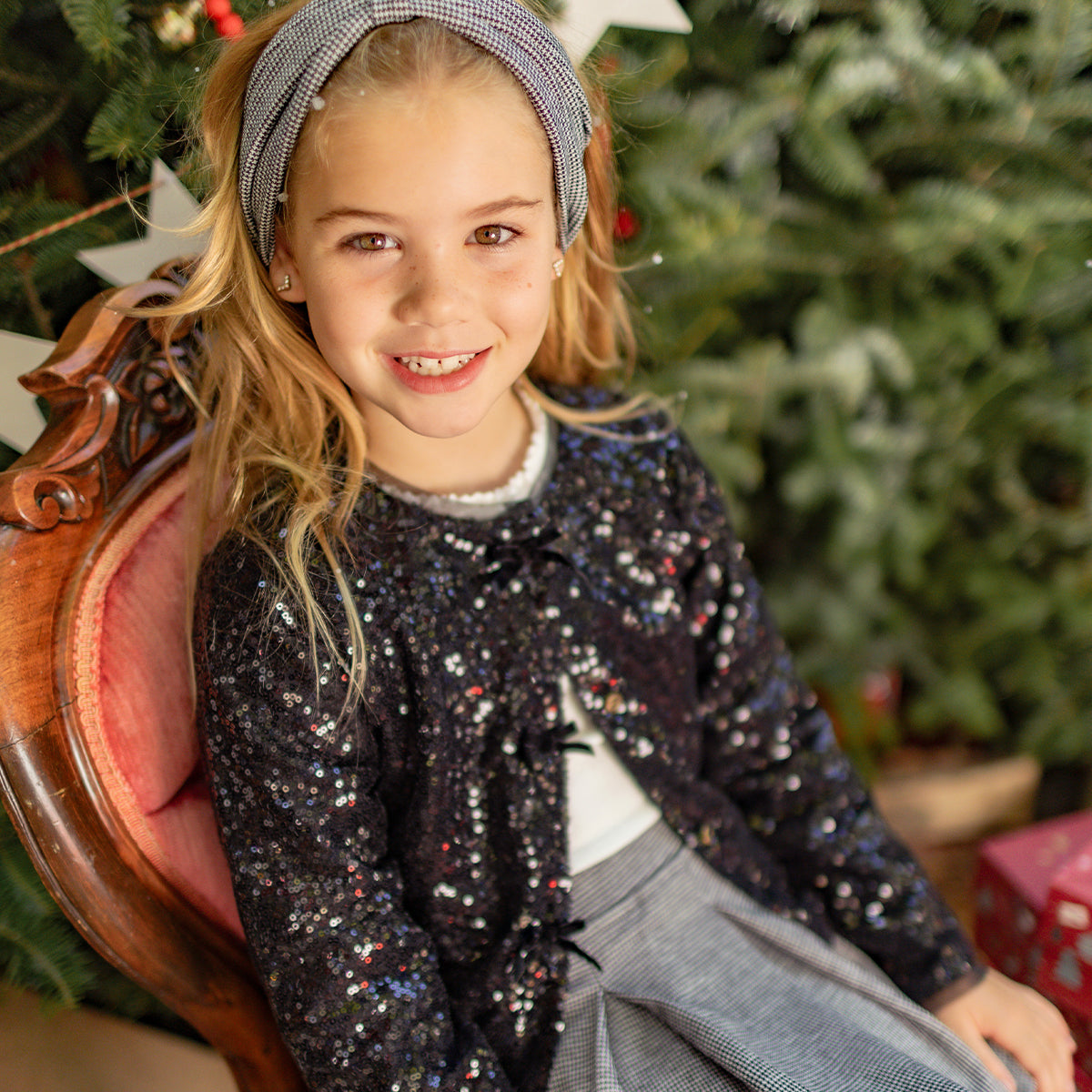 Photo d'un enfant portant le veston noir à paillettes, enfant