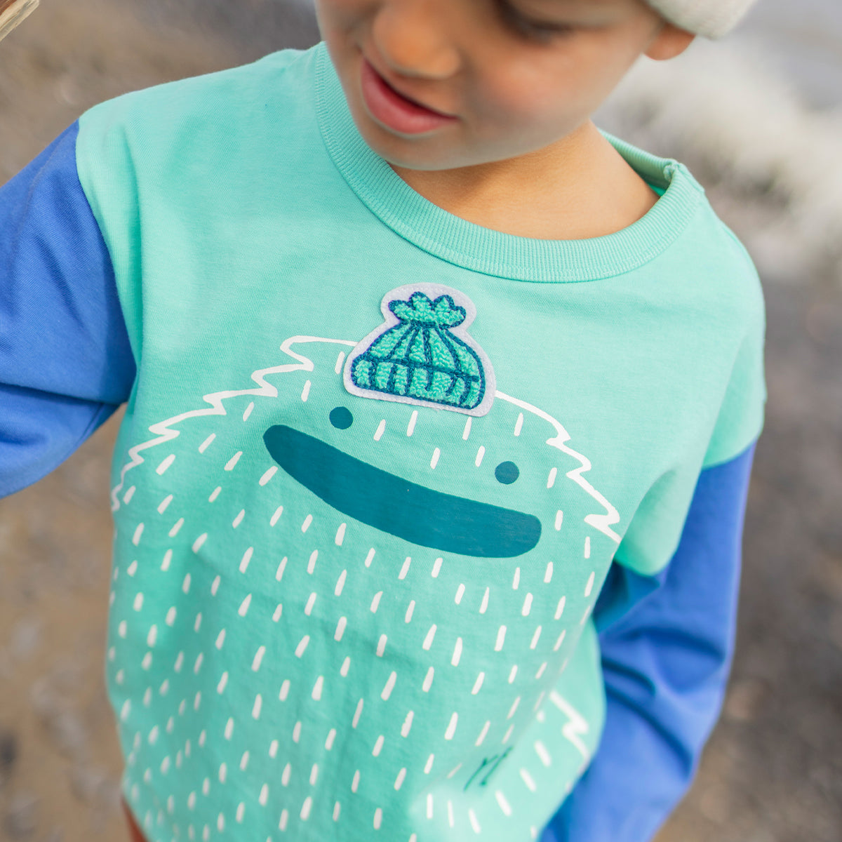 Photo d'un enfant portant le t-shirt turquoise avec illustration, enfant